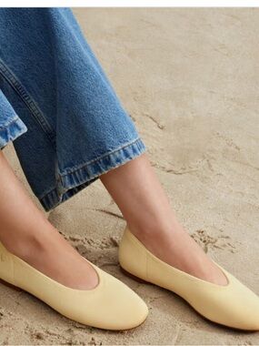 SOLD OUT 💛 VIVAIA almond toe flat in butter yellow size 10/41.5
